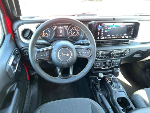 Used 2024 Jeep Gladiator Sport image 16