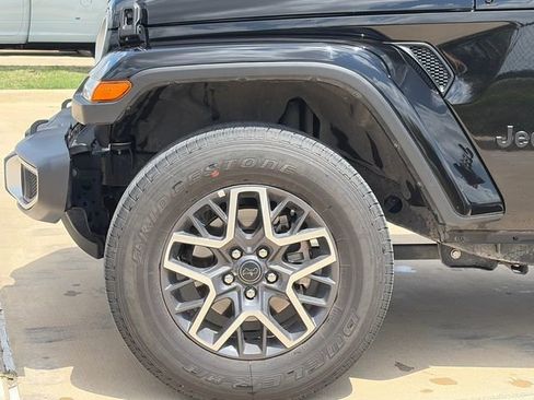 Used 2025 Jeep Wrangler Sahara image 5