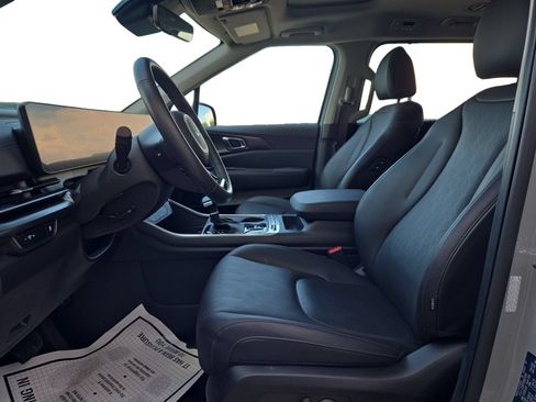 Used 2025 Kia Carnival SX w/ SX Dark Edition Package FWD image 13