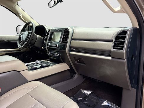 Used 2018 Ford Expedition XLT w/ Equipment Group 202A RWD image 29