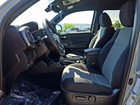 Used 2023 Toyota Tacoma TRD Off-Road w/ Technology Package AWD/4WD image 13