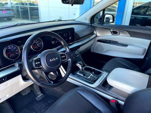 Used 2022 Kia Carnival LX FWD image 11