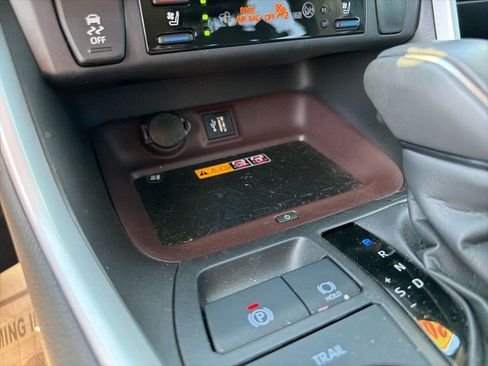 Used 2023 Toyota RAV4 Limited image 20