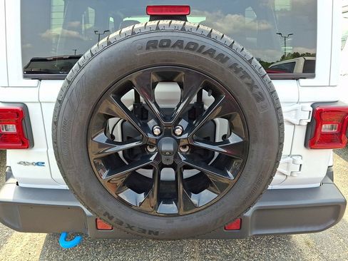 Used 2024 Jeep Wrangler Unlimited Sahara AWD/4WD image 8