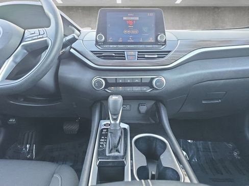 Used 2024 Nissan Altima 2.5 SV image 3
