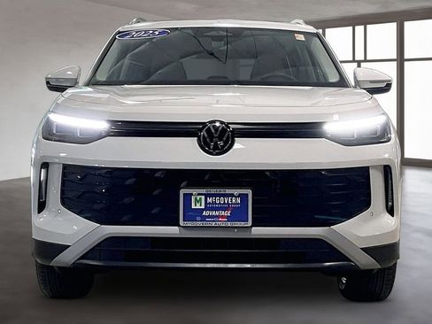 Used 2025 Volkswagen Tiguan SE AWD/4WD image 2