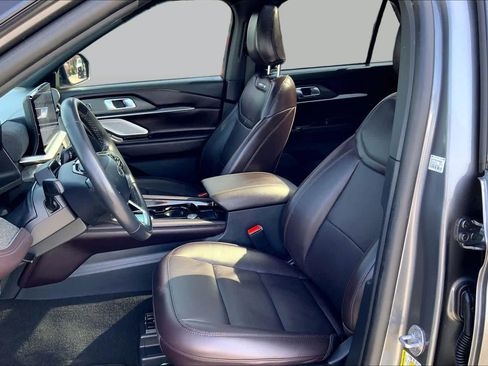Certified 2025 Ford Explorer Platinum RWD image 8