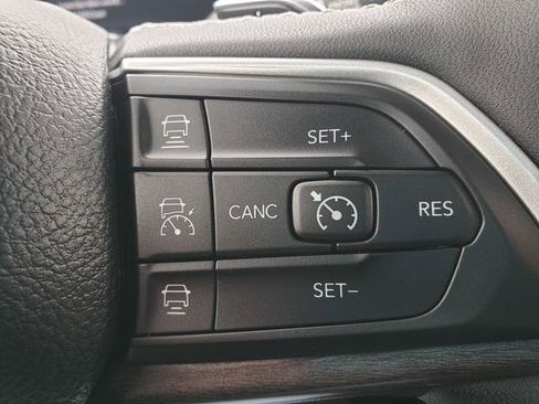 Used 2023 Jeep Grand Cherokee Limited image 27