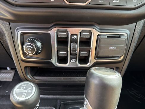 Used 2021 Jeep Gladiator Overland w/ Popular Equipment Package AWD/4WD image 37