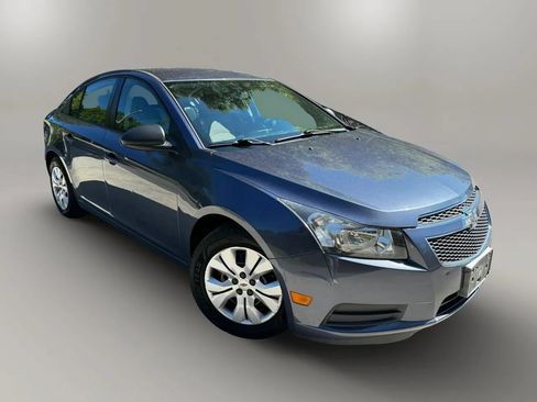 Used 2014 Chevrolet Cruze LS FWD image 2