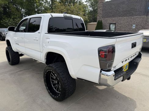 Used 2018 Toyota Tacoma SR5 RWD image 7