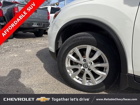 Used 2017 Nissan Rogue SV image 4