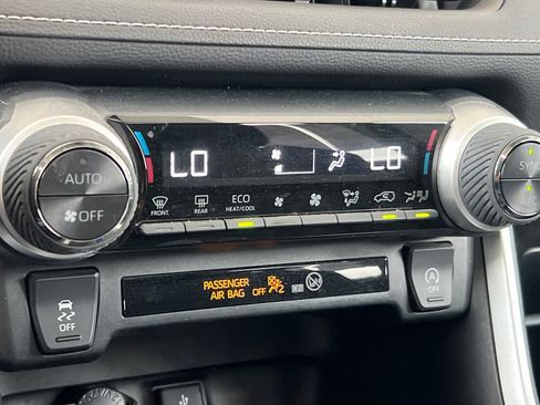 Used 2021 Toyota RAV4 XLE w/ Convenience Package FWD image 22
