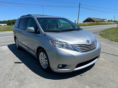 Used 2012 Toyota Sienna XLE FWD image 3