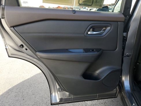 Used 2022 Nissan Rogue SV w/ SV Premium Package image 30