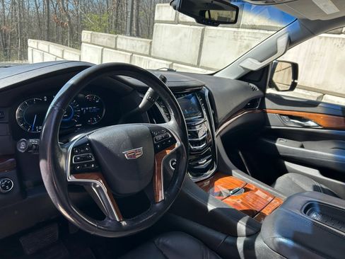 Used 2016 Cadillac Escalade Luxury image 3