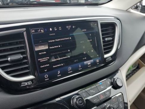 Certified 2024 Chrysler Pacifica Touring-L image 15