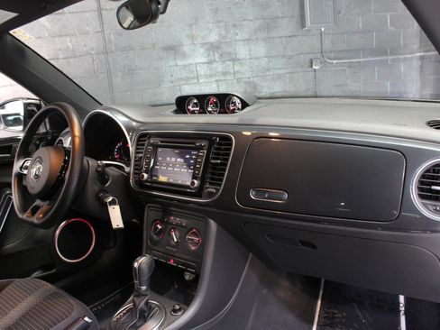 Used 2012 Volkswagen Beetle Launch Edition image 33