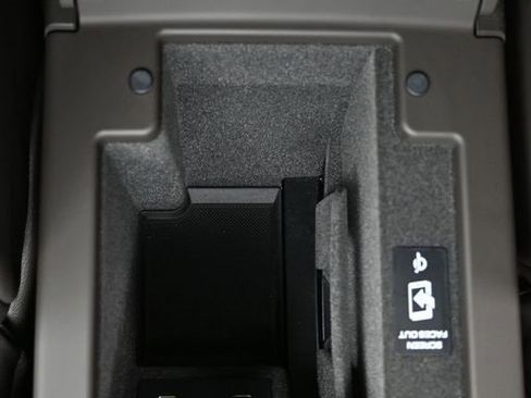 Certified 2026 Porsche Macan image 25