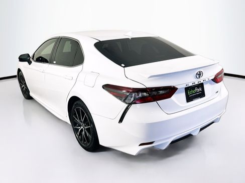 Used 2021 Toyota Camry SE FWD image 5