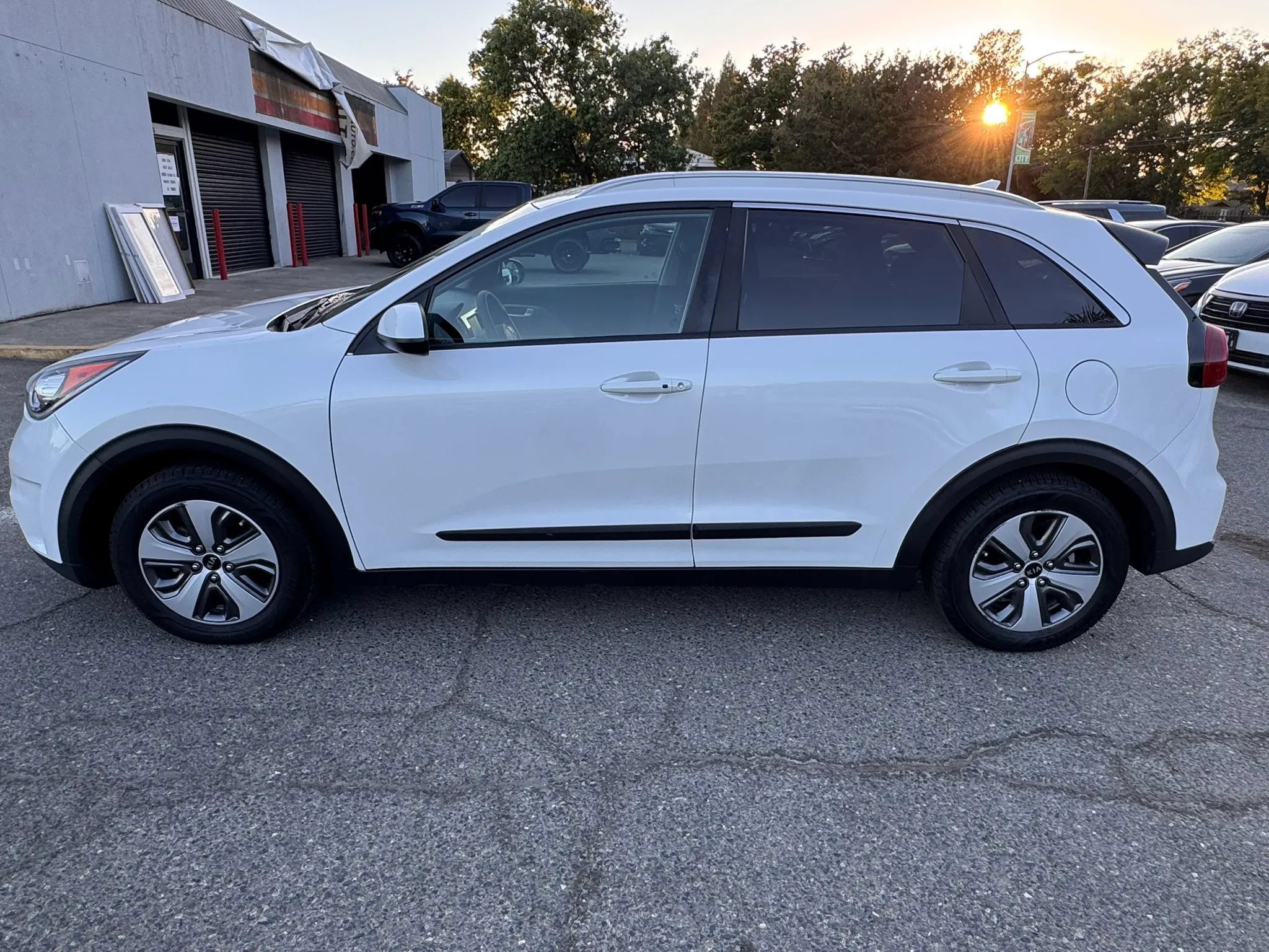 Used 2018 Kia Niro LX FWD image 3