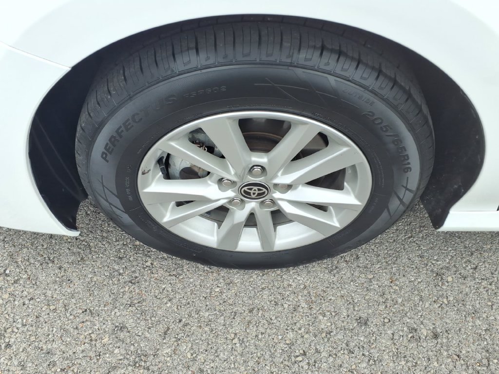 Used 2025 Toyota Camry LE FWD image 5