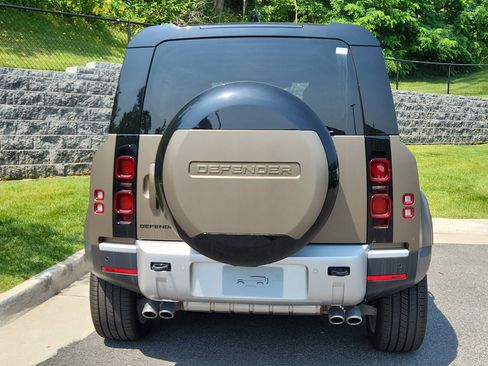 New 2024 Land Rover Defender 110 SE image 7