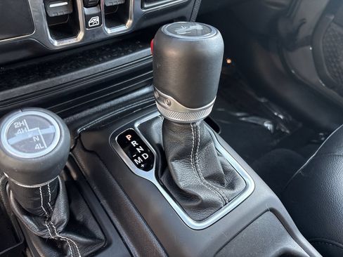 Used 2023 Jeep Wrangler Unlimited Sahara w/ LED Lighting Group AWD/4WD image 6