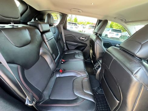 Used 2019 Jeep Cherokee Trailhawk w/ Cold Weather Group AWD/4WD image 28