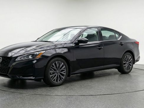 Used 2025 Nissan Altima 2.5 SV FWD image 3