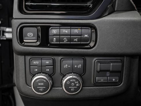 Used 2025 GMC Yukon AT4 AWD/4WD image 27