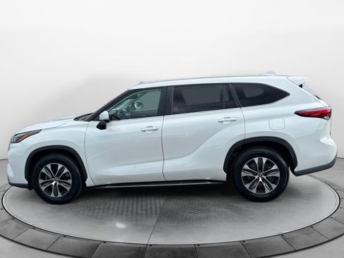 Used 2023 Toyota Highlander XLE FWD image 4