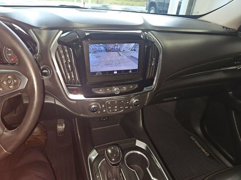 Used 2020 Chevrolet Traverse LT w/ Driver Confidence II Package AWD/4WD image 18