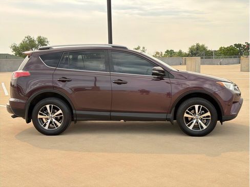 Used 2018 Toyota RAV4 XLE w/ Plus Extra Value Package AWD/4WD image 9