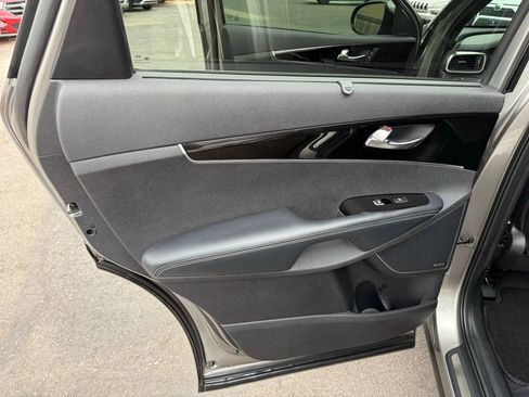 Used 2017 Kia Sorento SX image 42