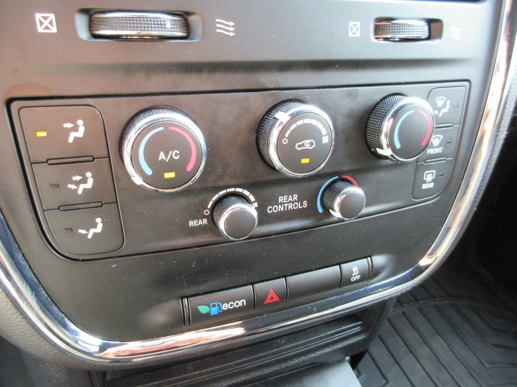Used 2018 Dodge Grand Caravan SE FWD image 27