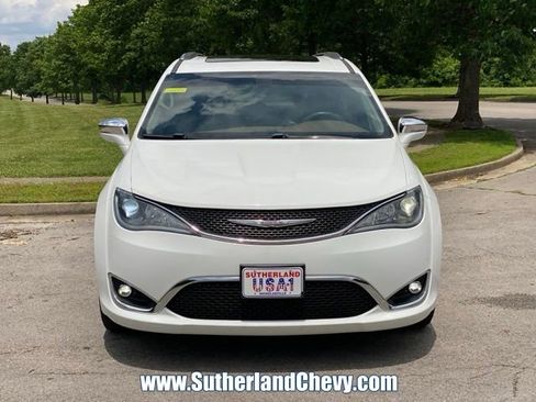 Used 2017 Chrysler Pacifica Limited FWD image 2