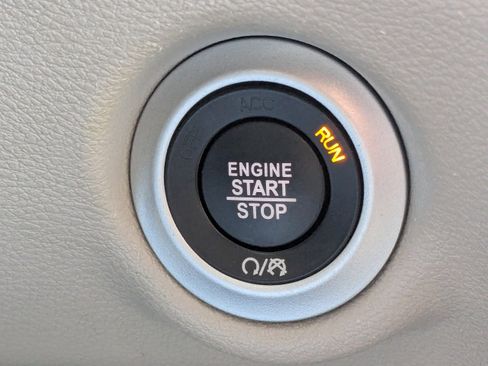 Used 2023 Chrysler Pacifica Touring-L image 37