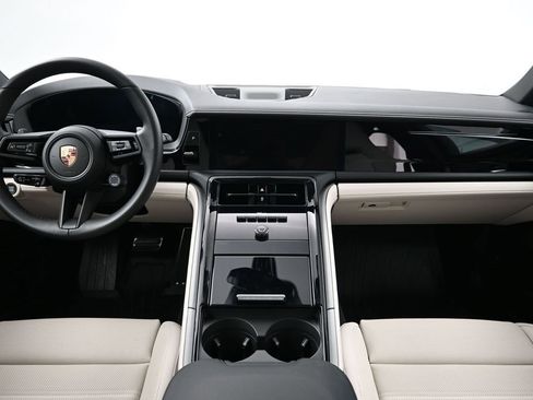 Used 2025 Porsche Panamera image 9