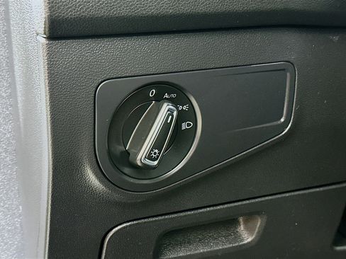 Used 2021 Volkswagen Tiguan SE image 10