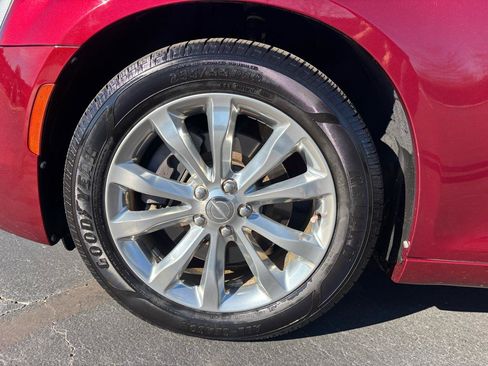Used 2019 Chrysler 300 Limited AWD/4WD image 3
