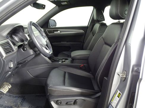 Used 2020 Volkswagen Atlas Cross Sport SE w/ Towing Package image 10