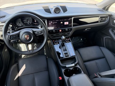 Certified 2025 Porsche Macan image 16