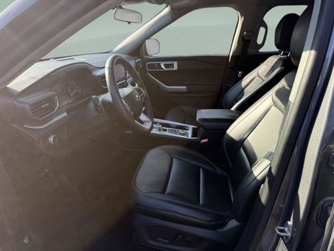 Used 2022 Ford Explorer XLT w/ Equipment Group 202A image 11