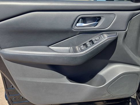 Certified 2025 Nissan Rogue SV FWD image 22