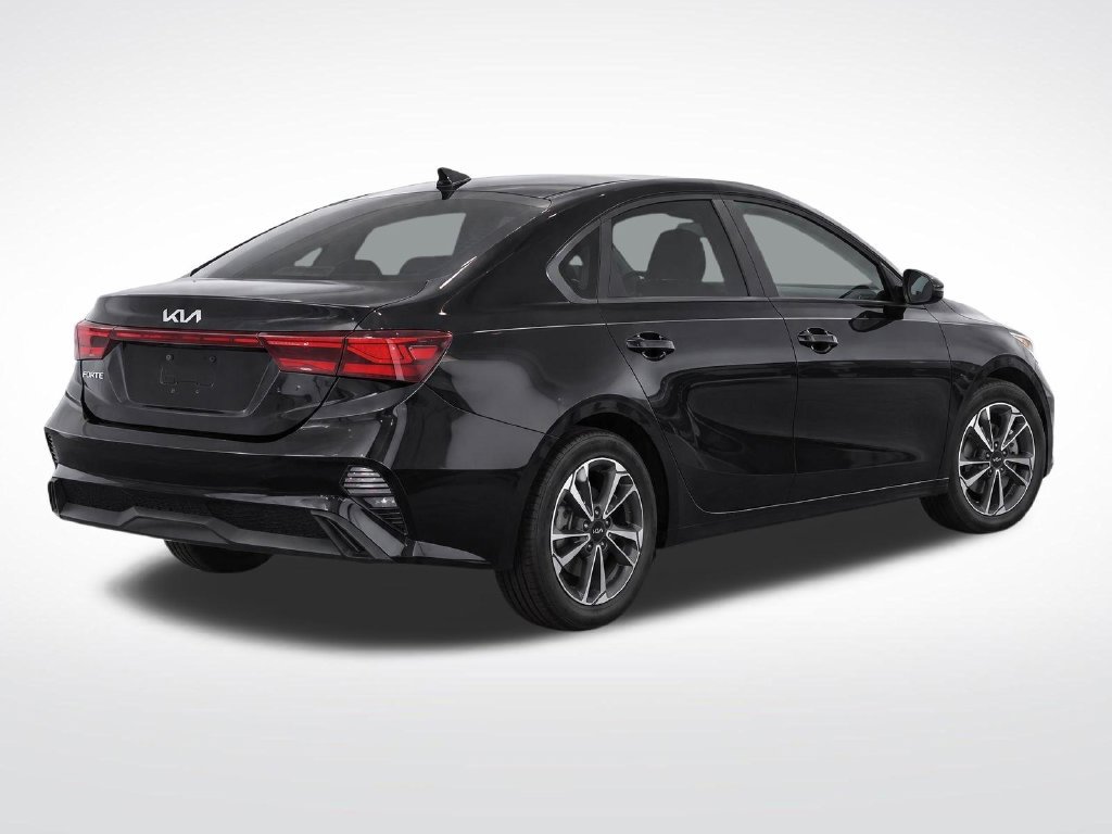 Used 2023 Kia Forte LXS w/ LXS Technology Package FWD image 3