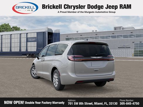 New 2026 Chrysler Pacifica Select image 3
