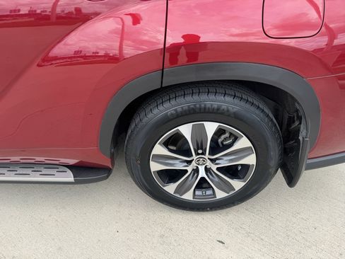 Used 2022 Toyota Highlander XLE FWD image 33
