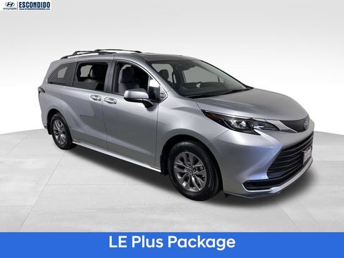 Used 2025 Toyota Sienna LE w/ LE Plus Package FWD image 7