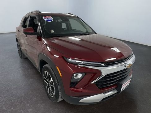Used 2025 Chevrolet TrailBlazer LT w/ Driver Confidence Package image 1